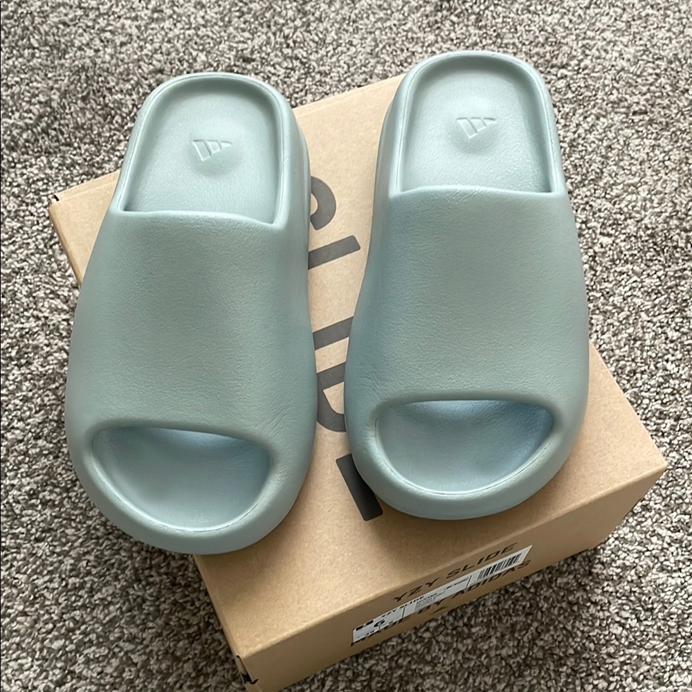 Adidas Yeezy Slide in Soft Green